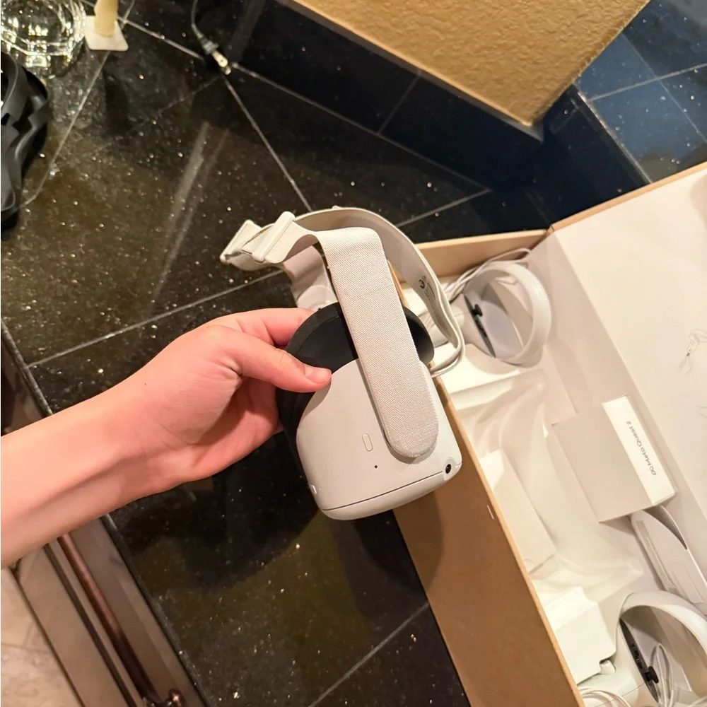 Oculus White VR Headset with Controllers